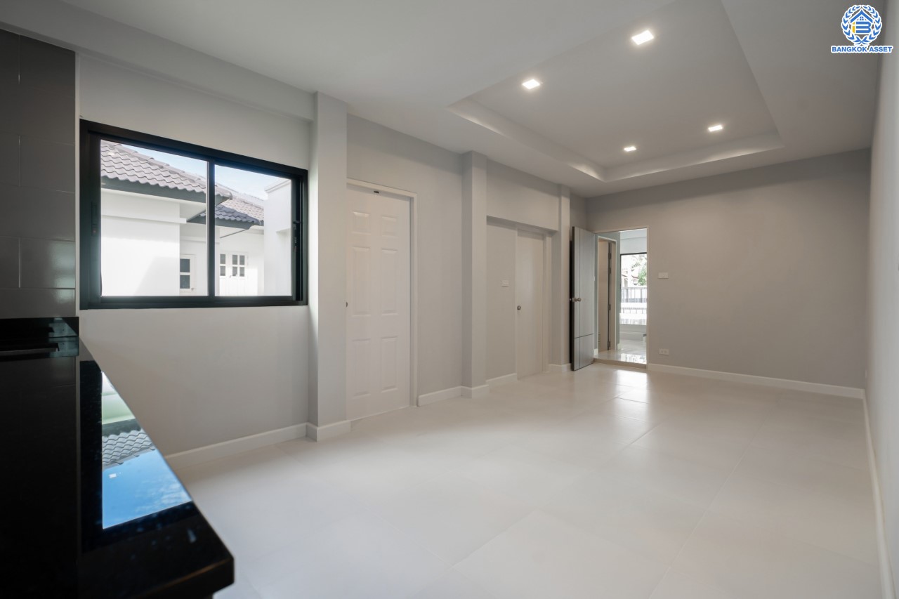 คฤหาสน์หลังใหญ่ตกแต่งใหม่ ม.บ้านสวนดอกไม้ ปิ่นเกล้า ดีไซน์สุด Luxury เนื้อที่ 154.5 ตร.ว. บนพื้นที่ใช้สอยถึง 435 ตร.ม. ฟังก์ชันจัดเต็ม 5 ห้องนอน 6 ห้องน้ำ 1 ห้องแม่บ้าน 2 ห้องอเนกประสงค์ (มีเรือนรับรองด้านข้าง พร้อมห้องน้ำในตัว) จอดรถได้ถึง 4 คัน บนทำเลเชื่อมต่อเมืองอย่างรวดเร็ว ใกล้ทางคู่ขนานลอยฟ้าบรมราชชนนี ทางด่วน "กาญจนาภิเษก" ม.มหิดล และเซ็นทรัลปิ่นเกล้า